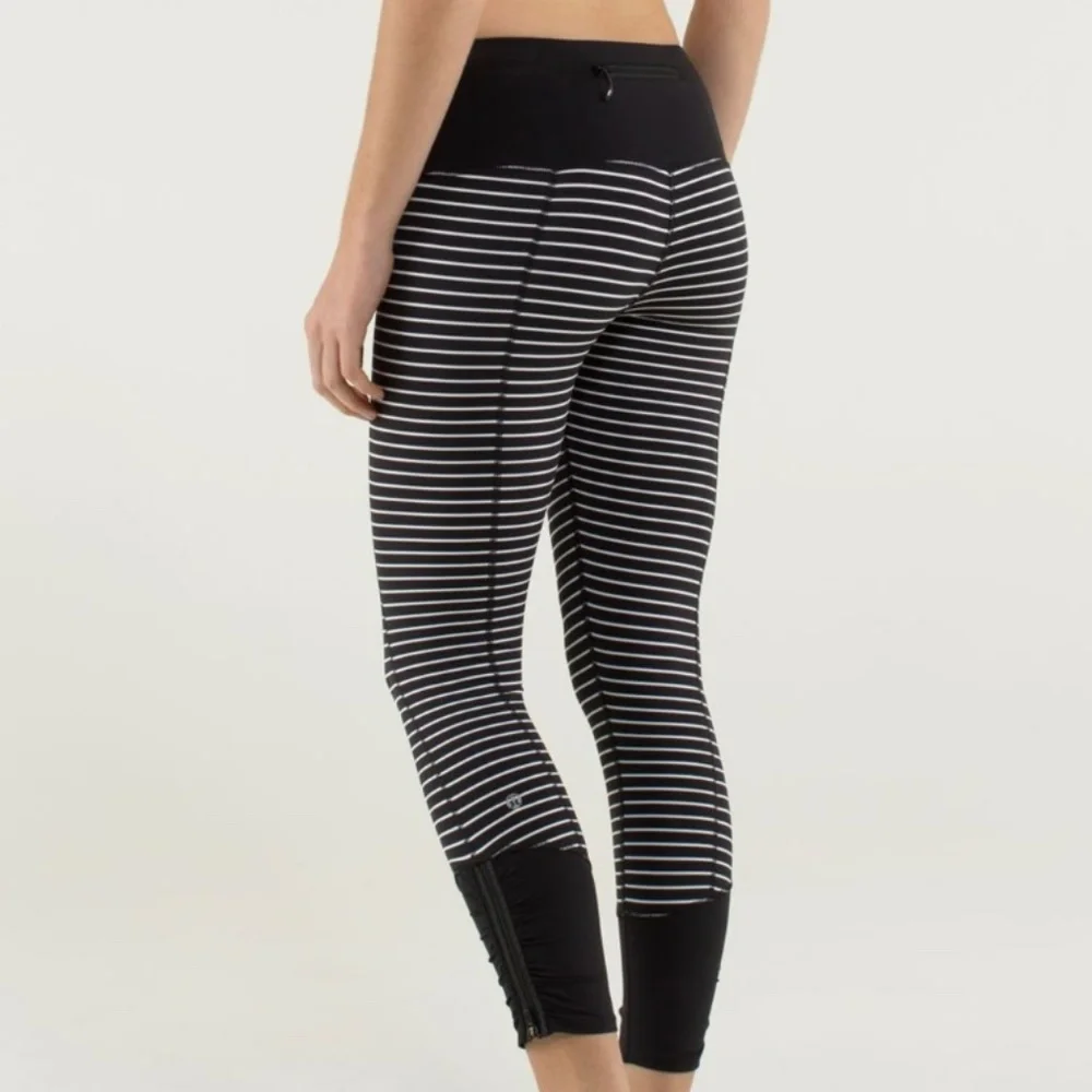 1076 lululemon Runday Crop - Size 4 - Parallel Stripe Black/White - Picture 5 of 14